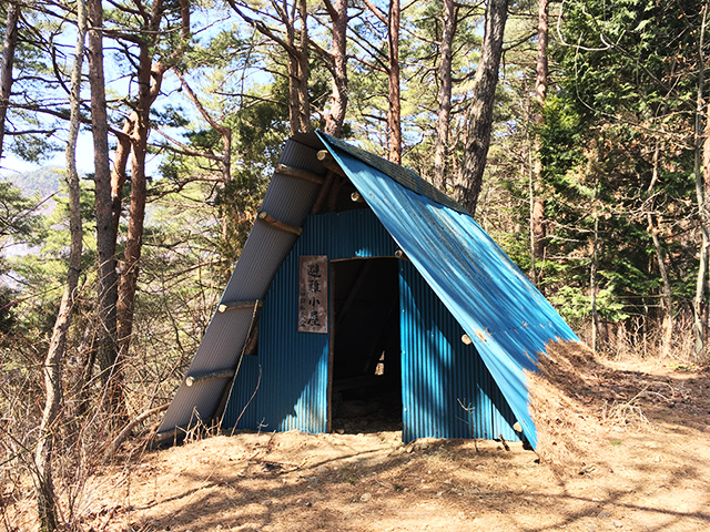 中間ポイントの避難小屋